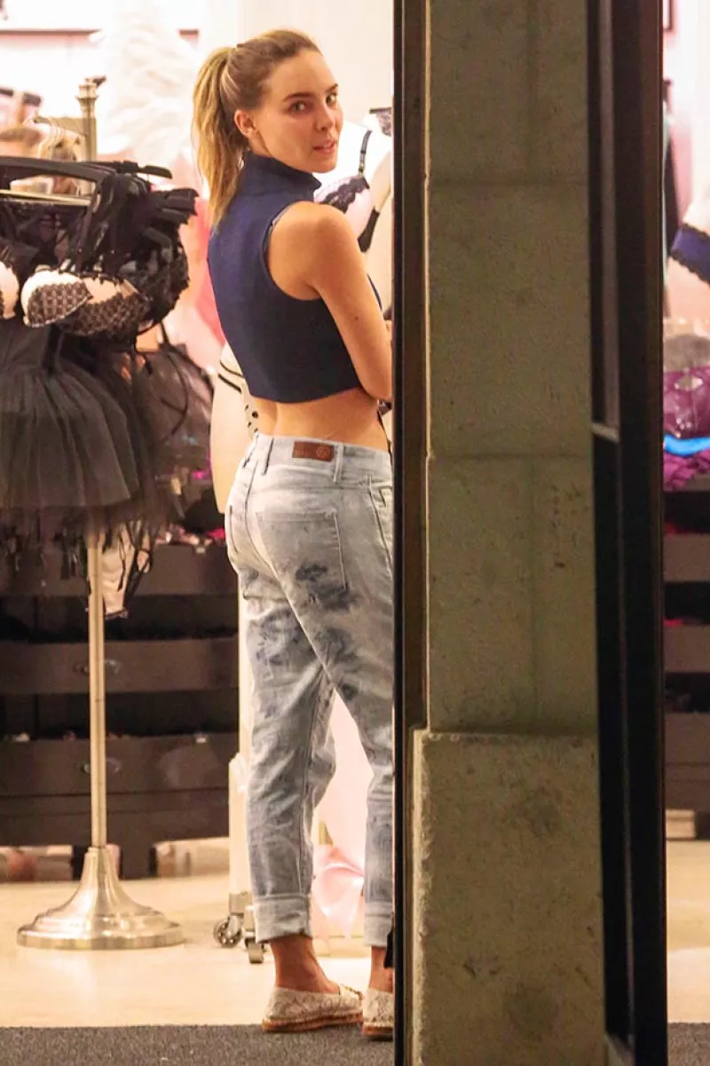 Luciendo cuerpazo, la cantante fue captada de compras con su mamá en un exclusivo centro comercial de esta ciudad.