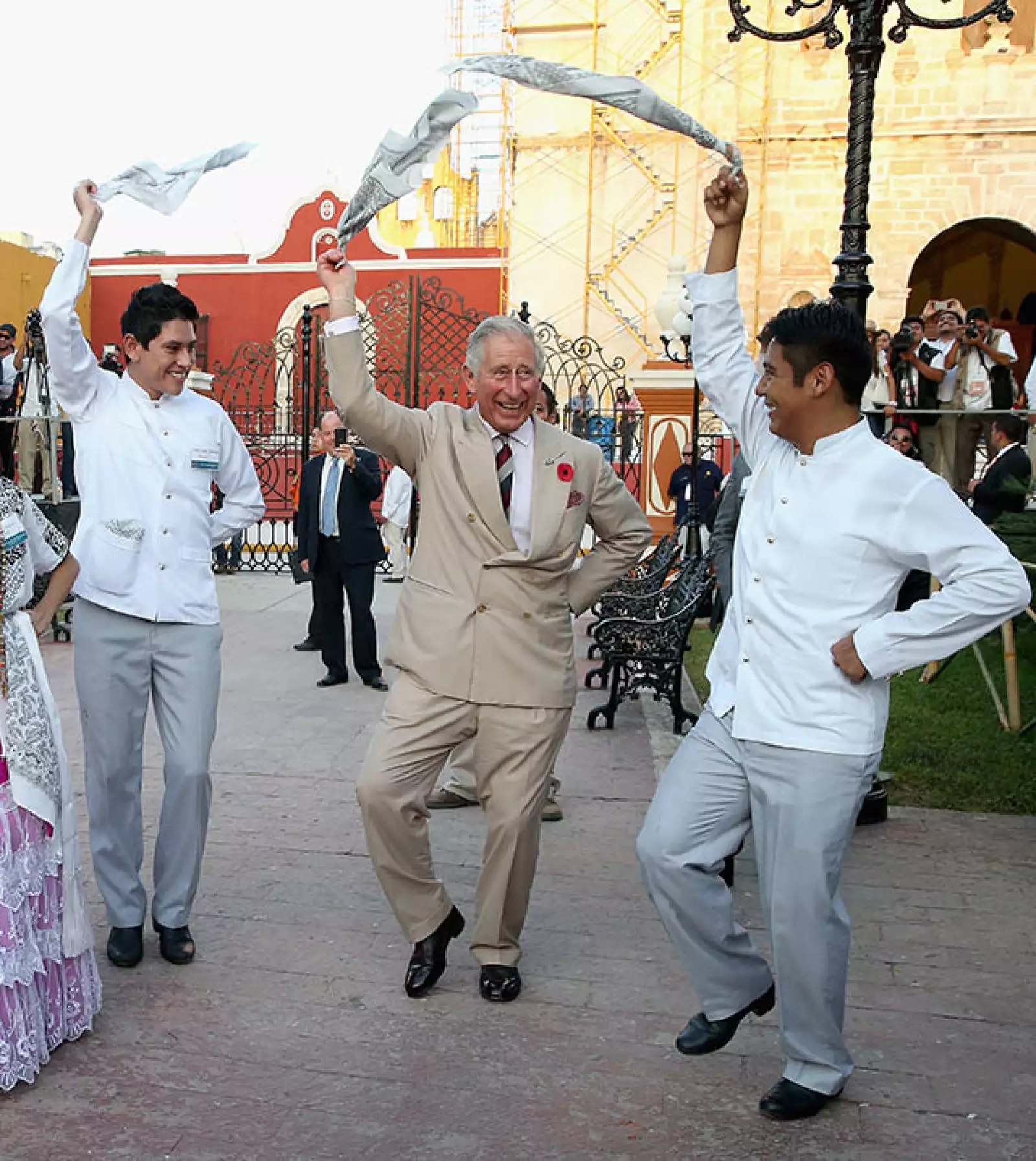 De manera inesperada el príncipe tomó el pañuelo y siguió los pasos de los bailarines, lo que provocó un estallido de aplausos, porras y gritos.