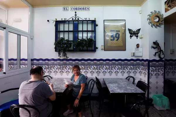 Foto del interior del Bar El Cordobñes en Rocafonda, barrio donde creció Lamine Yamal. Sobre la pared cuelga una playera con el nombre de Yamal firmada por el joven futbolista.