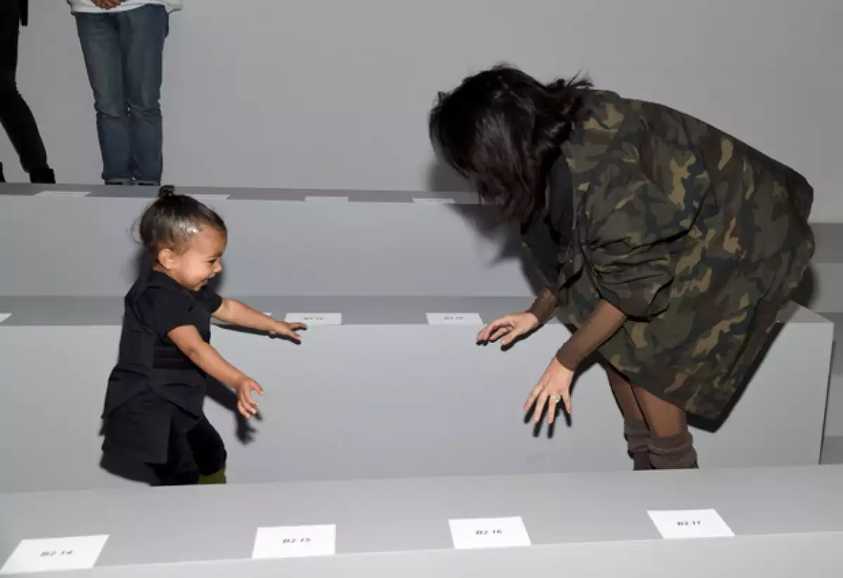Momentos antes del desfile, la socialité fue captada jugando con su hija, en una alegre actitud que claramente no mostró después.