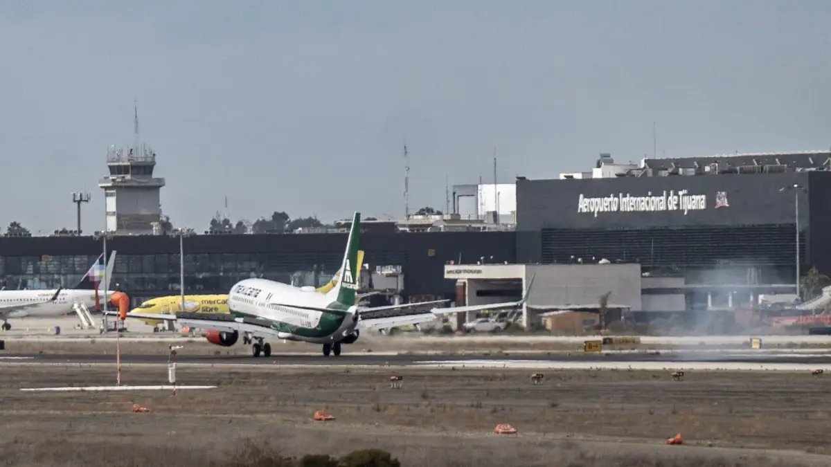 Vuelos caros: el efecto "cohetes y plumas" que explica por qué los boletos de avión en México no bajarán de precio 
