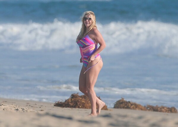 Kesha disfruta su vida fuera de los reflectores y se relaja en la playa.