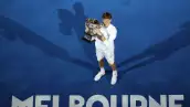 Foto de Jannik Sinner con el trofeo del Abierto de Australia 2025 entre las manos