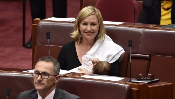 La primera senadora que amamanta a su bebé en el Parlamento
