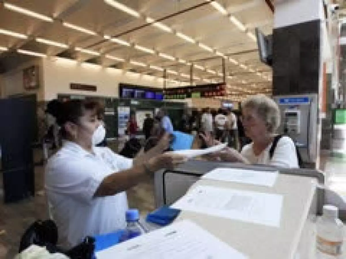 Los pasajeros en el aeropuerto de la Ciudad de México son cuestionados sobre su estado de salud. (Foto: Notimex)