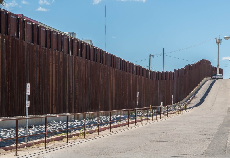 Contra muro.