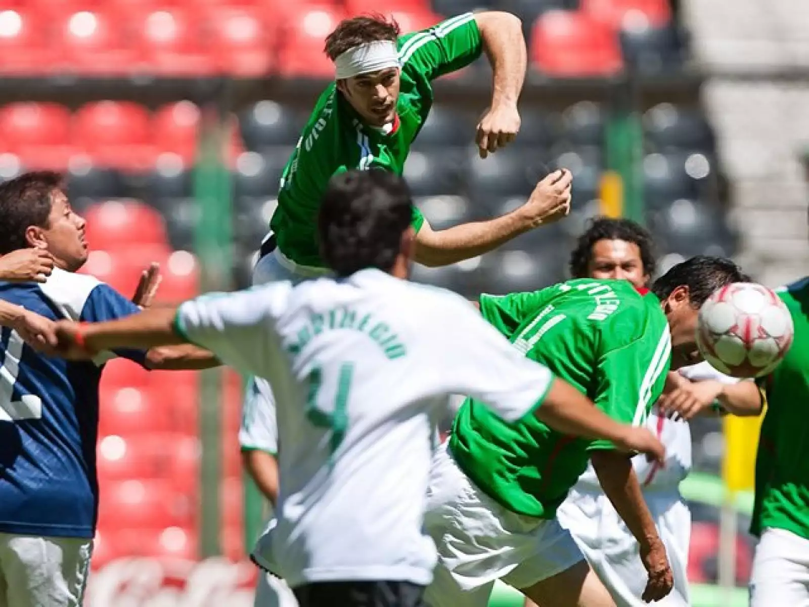 William Levy y los otros galanes de la telenovela disfrutaron de lo lindo el partido que jugaron en el Azteca.