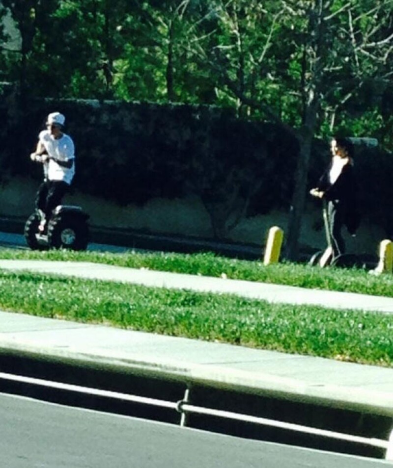 Justin iba delante de Selena, quien lucía muy feliz.