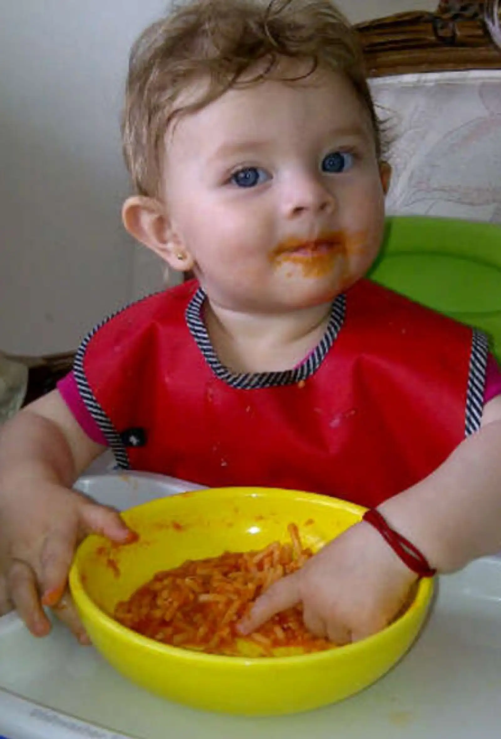 Esta coqueta pequeñita es Victoria y es hija de Max Villegas y María de la Fuente.