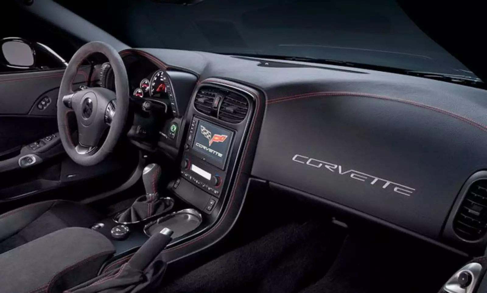 Al interior se mantiene el color negro, junto con asientos en piel y paneles de madera.