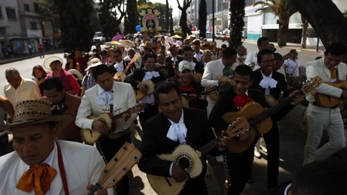 mariachis acompañan una peregrinación a la Basílica de Guadalupe
