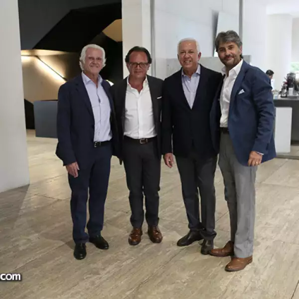 Maurice Marciano, Alberto Fasja, Paul Marciano y Ricardo Bastón