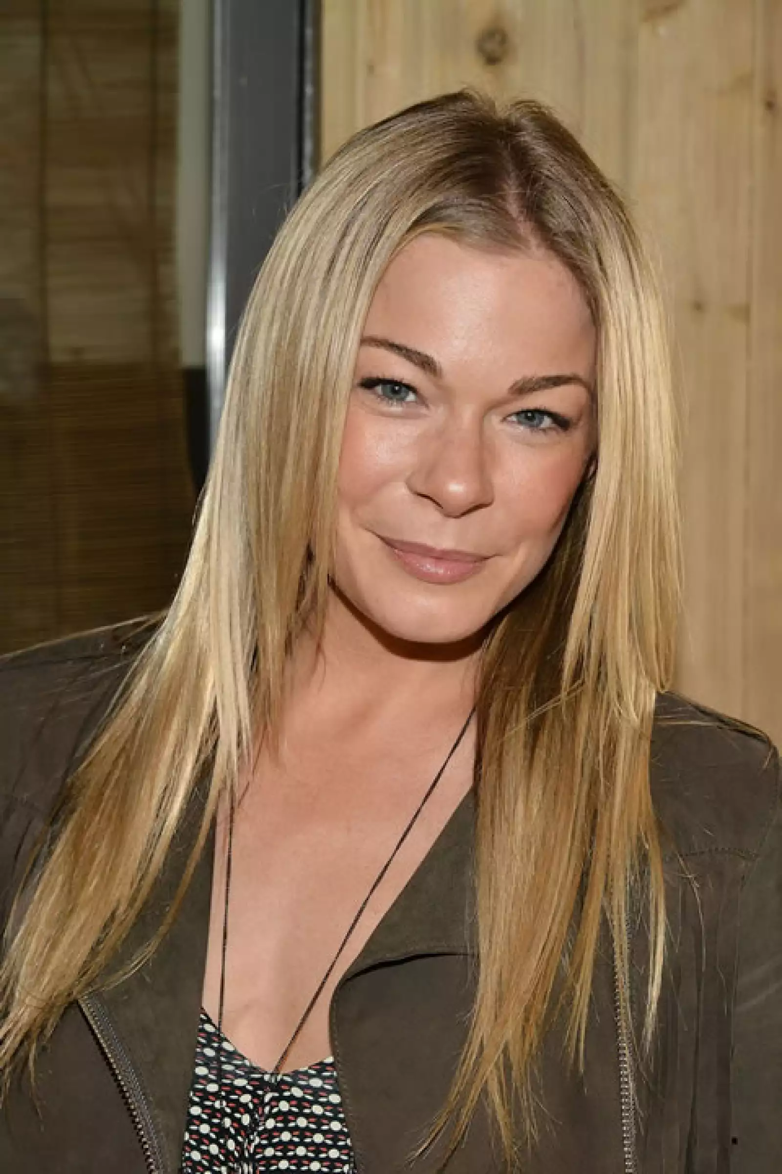 La cantante LeeAnn Rimes demandó a su papá por robarle 7 millones de dólares en cinco años, además de lucrar con su marca.