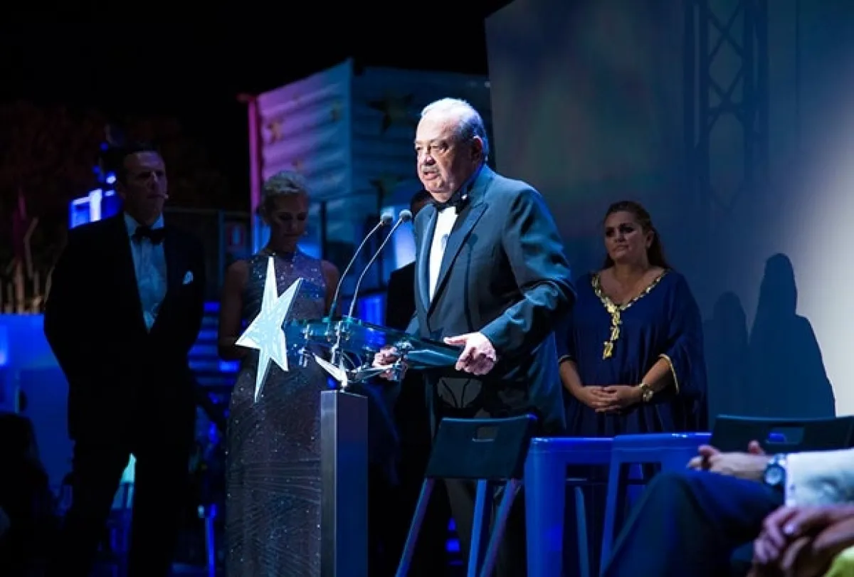 Carlos Slim fue galardonado por su labor solidaria.