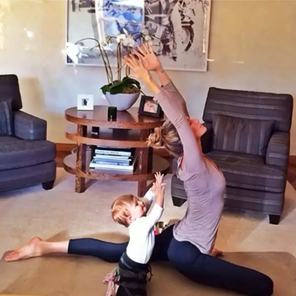 Enseñar con el ejemplo: Gisele y su pequeña Vivian practicando yoga.