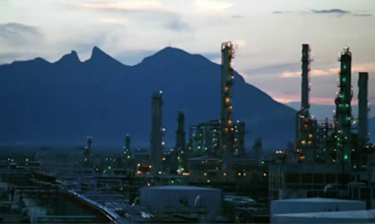 La paraestatal invierte en capacidad de refinación para abastecer la demanda local de combustibles de bajo azufre. (Foto: Cortesía Pemex)