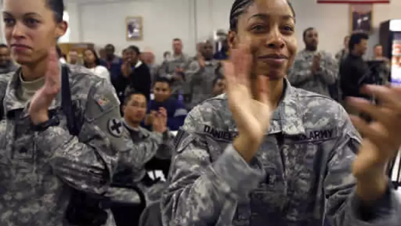 Soldados estadounidenses en su base de Kabul aplaudieron de pie la asunción del afroamericano.