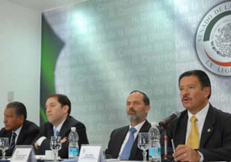 Los senadores deben aprobar la Ley de Ingresos 2010 a más tardar este sábado. (Foto: Archivo Notimex)