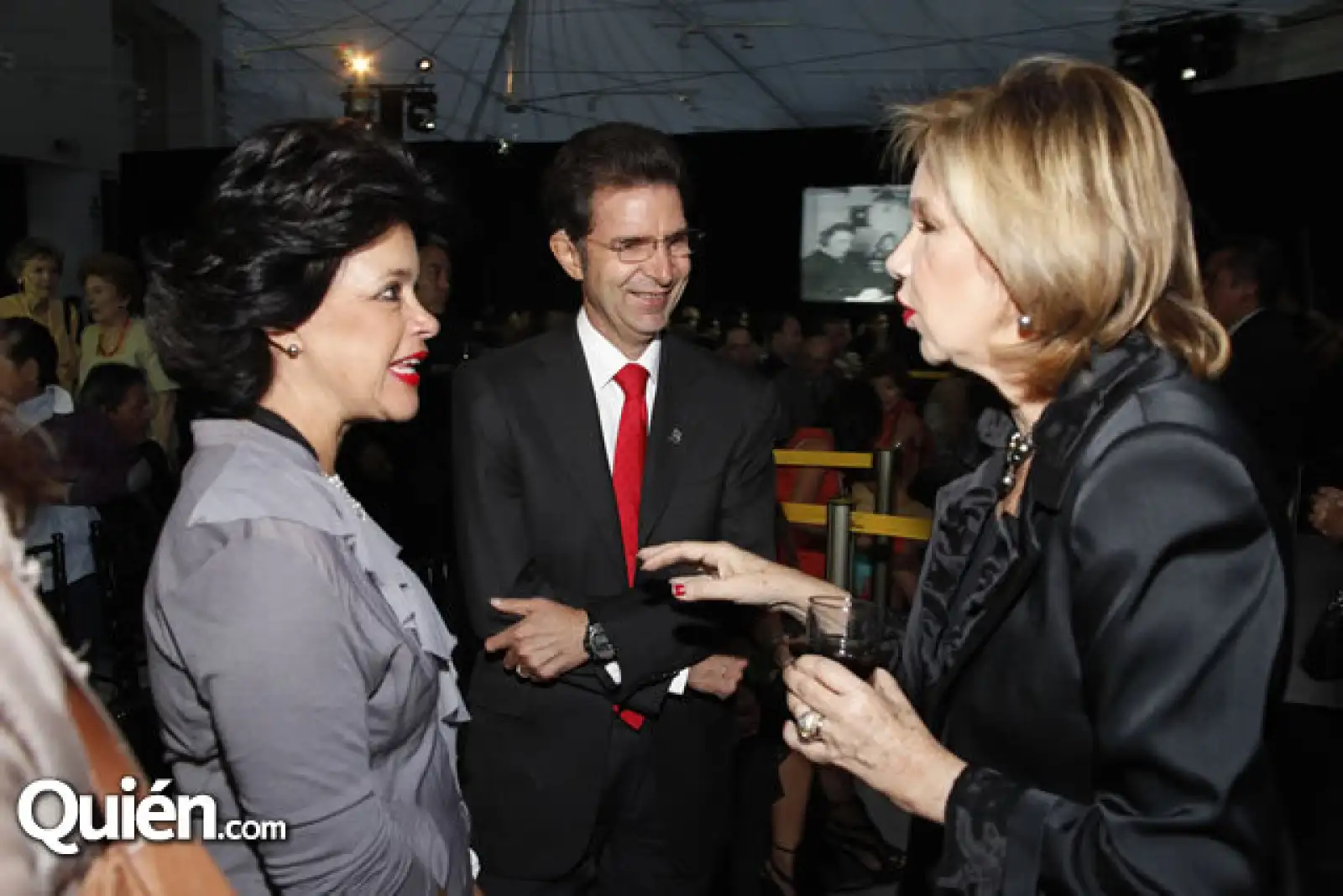 Sara y Raúl Baillères con Guadalupe Loaeza