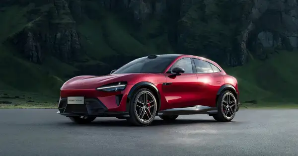 Vista frontal del Xiaomi YU7 GT. Es un SUV cupé eléctrico de alto rendimiento y categoría prémium.