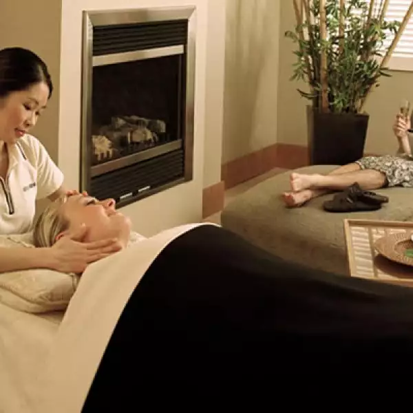 Relájate en la ciudad con un tratamiento en el Absolute Spa. Tiene sesiones en pareja, relajantes, terapia de piedras, aromas y está justo en el centro de la ciudad. Los precios varían entre 85 hasta los 450 dólares.