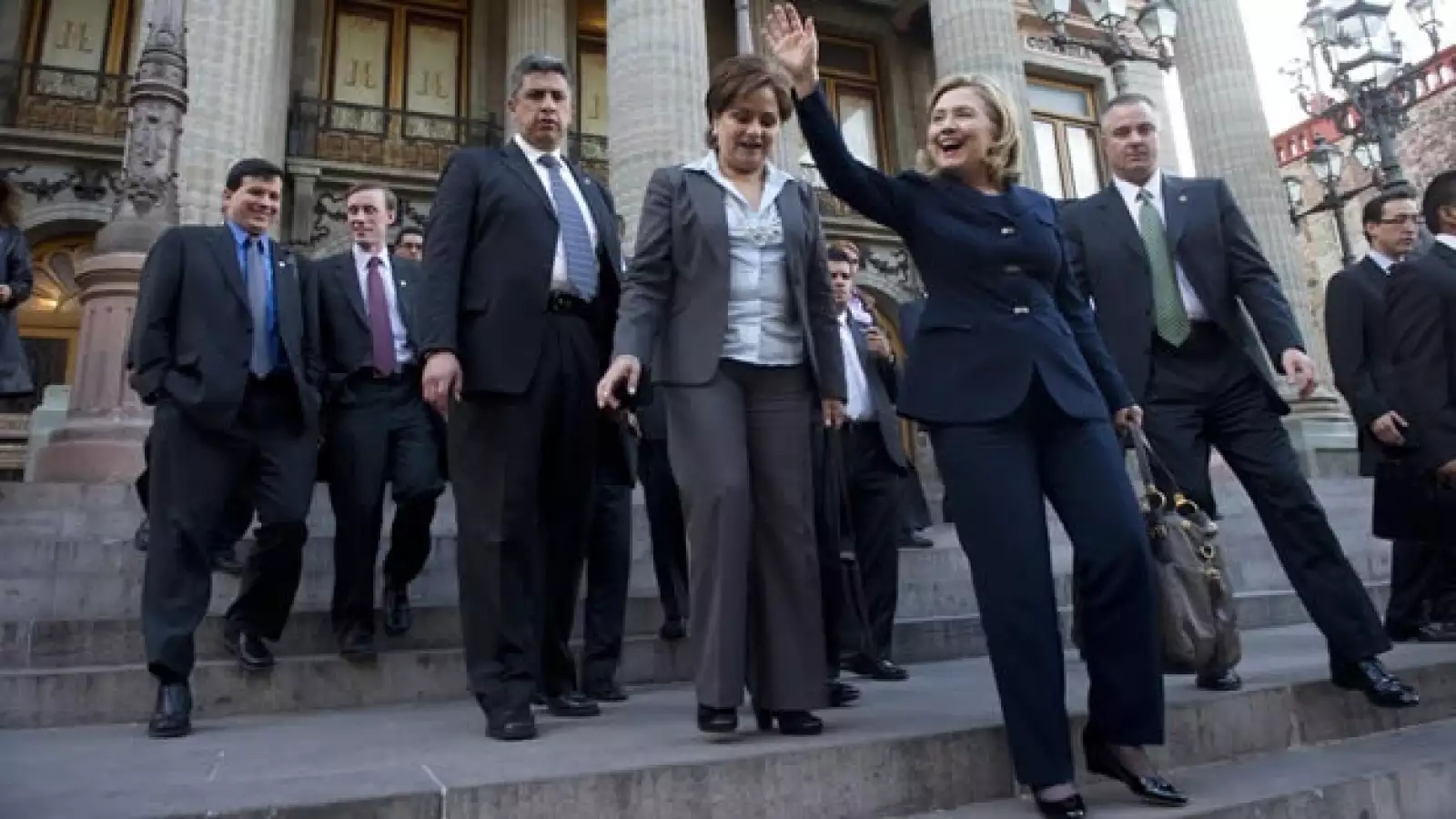 Clinton - dejando Teatro Juárez