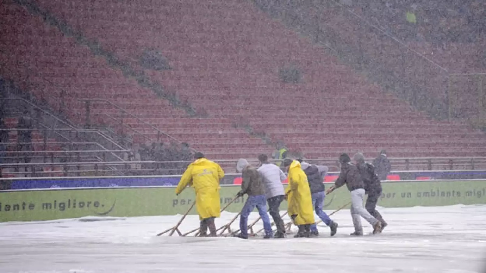 trajadores limpian una cancha en milan