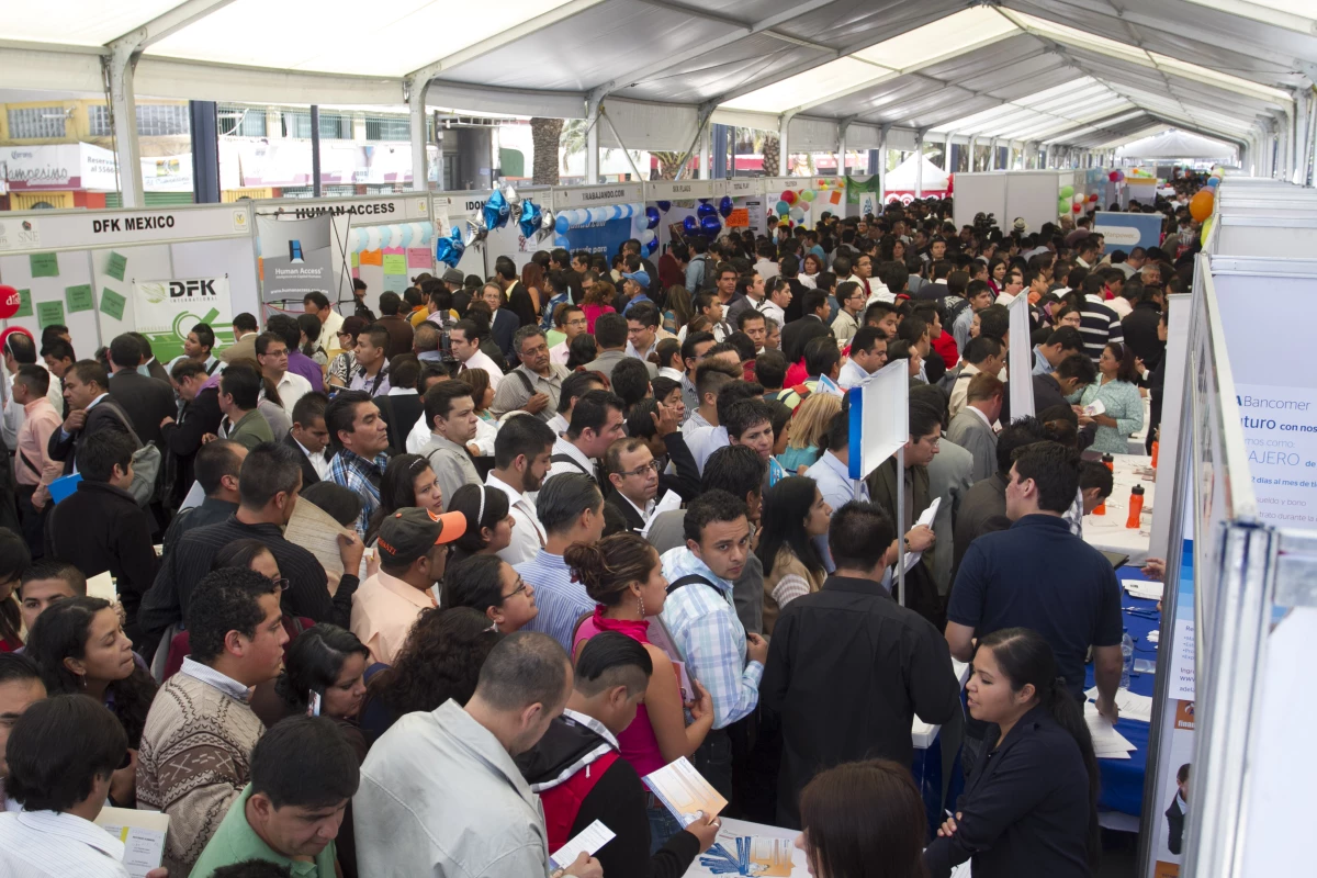 Año con año, miles de personas acuden a las ferias de empleo en las distintas ciudades del país para encontrar una oferta laboral.