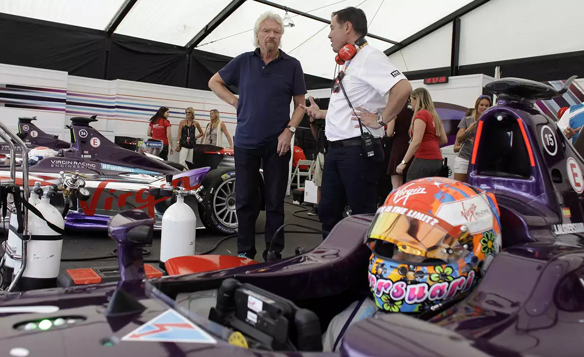 Branson, con su escudería eléctrica Virgin Racing, quiere crear conciencia sobre el uso de autos eléctricos.