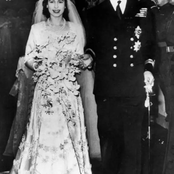 La reina Isabel II sólo tenía 21 años cuando se casó con el príncipe Felipe en 1946. Su conjunto nupcial estuvo confeccionado con satín, hilos de plata y 10 mil perlas importadas.