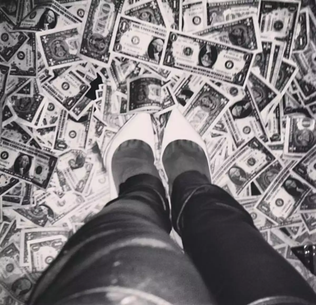 No es de extrañarse que la cantante se divierta de esta manera, es más, hasta subió fotos a su Instagram mostrando el dinero en el suelo, ¿alguien quiere un dólar?