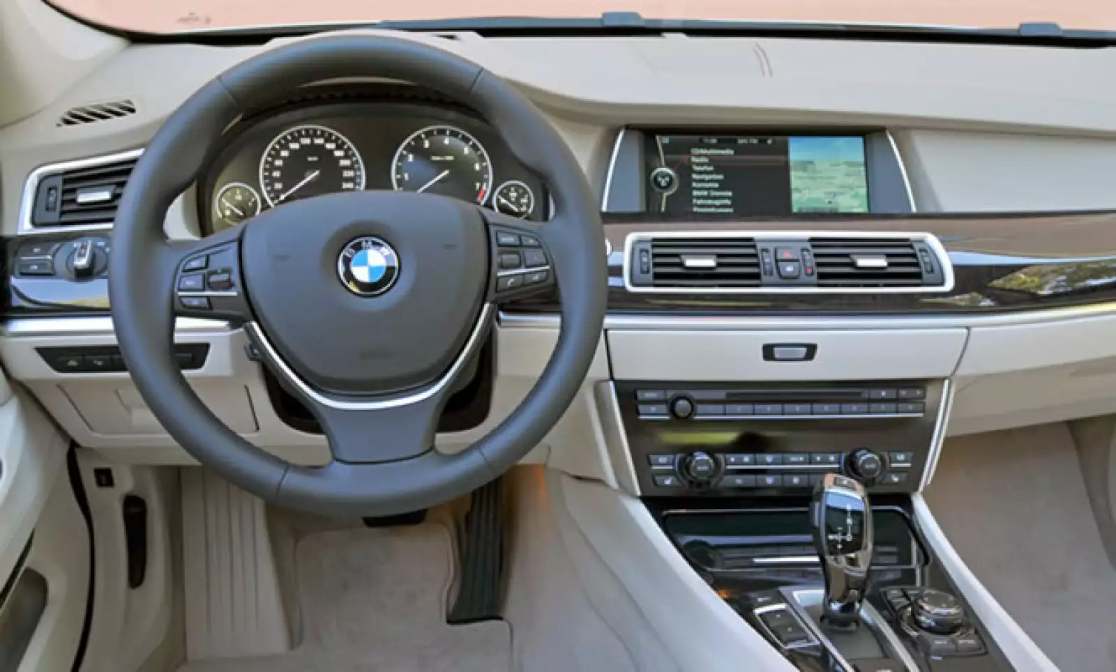 También cuenta con sistema de audio, conexión AUX-In, interfaz bluetooth y manual de instrucciones memorizado.