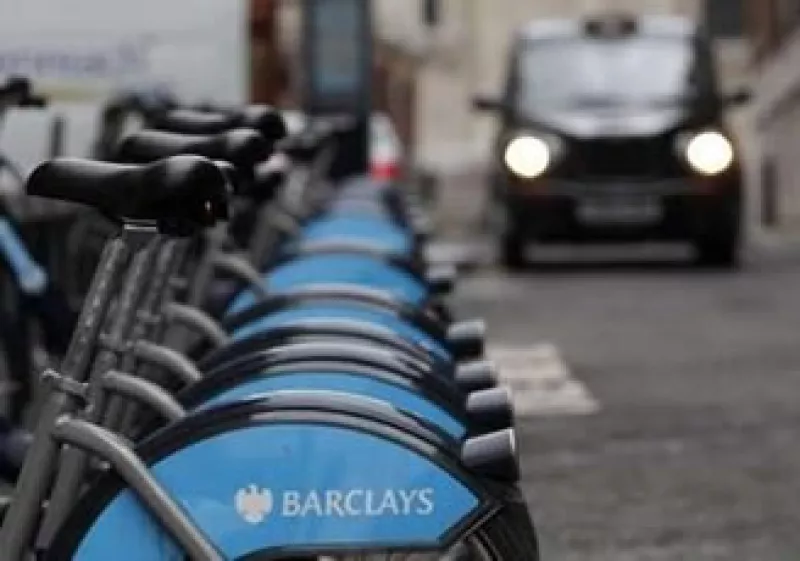 El banco anunció una utilidad antes de impuestos de 6,100 millones de libras para el 2010. (Foto: Reuters)