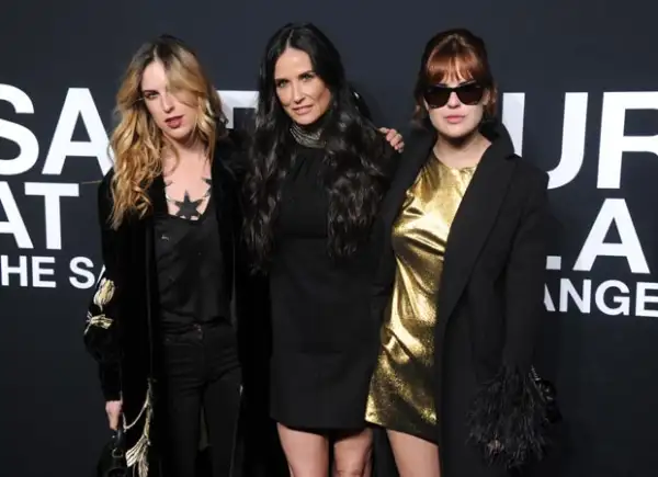 Demi posó al lado de sus hijas muy orgullosa.