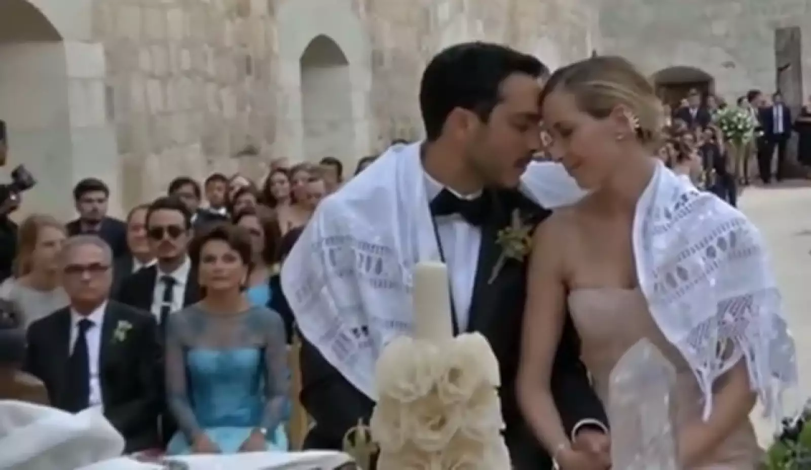 La pareja fue unida con un rebozo que significa la protección, cuidado y cobijo en su matrimonio que inicia.