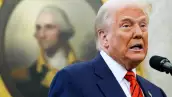 El presidente estadounidense Donald Trump habla durante la ceremonia de juramento para la Fiscal General Pam Bondi en la Oficina Oval de la Casa Blanca el 5 de febrero de 2025 en Washington, DC. El Senado confirmó a Bondi como Fiscal General con un voto de 54-46 el martes.