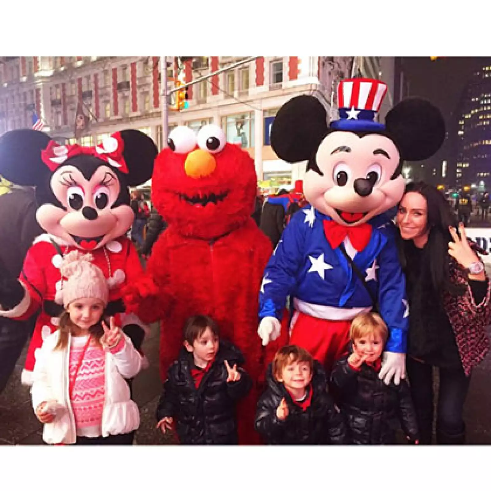 En Nueva York se tomaron esta foto junto a sus personajes favoritos.