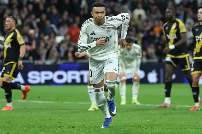 Foto de Kylian Mbappé con uniforme del Real Madrid corriendo por el campo en un partido contra Rayo Vallecano 