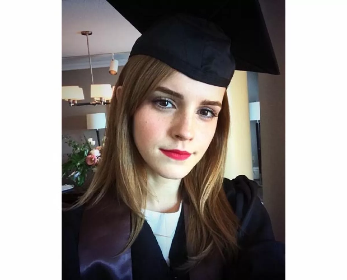 Tras casi cinco años de carrera la guapa y exitosa actriz suma un título universitario a sus logros por la Universidad de Brown. Compartió su emoción en la red social con una fotografía.