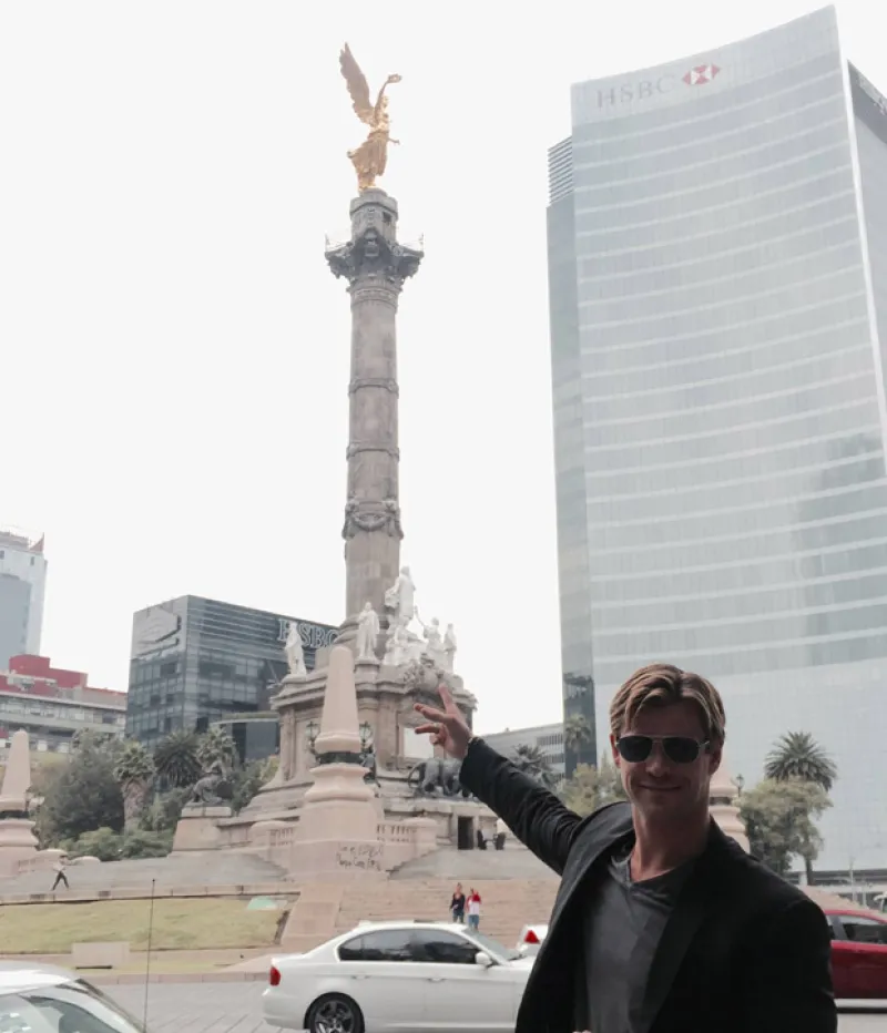 Sólo bastó una imagen de Chris Hemsworth paseando por Reforma para que miles de fanáticos comentaran y dieran 'like' a su publicación en redes sociales.