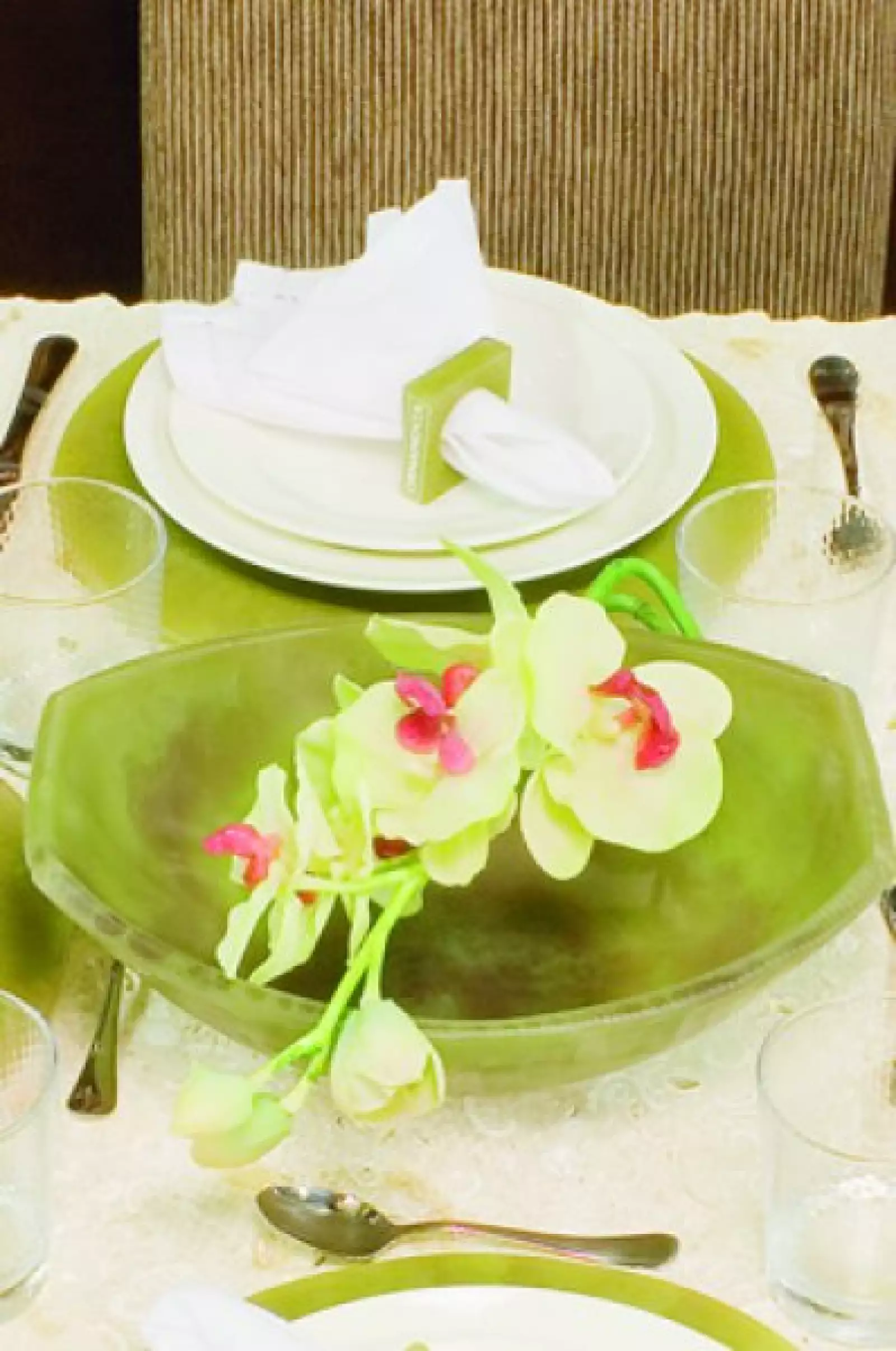 RESINA Flores preservadas, Martha Sophia. Vajilla de porcelana, Haeng Nam. Set de cubiertos de acero inoxidable, Zara Home.