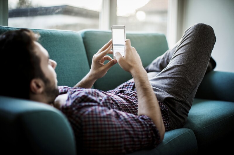 Los hombres, más propensos a revisar el teléfono