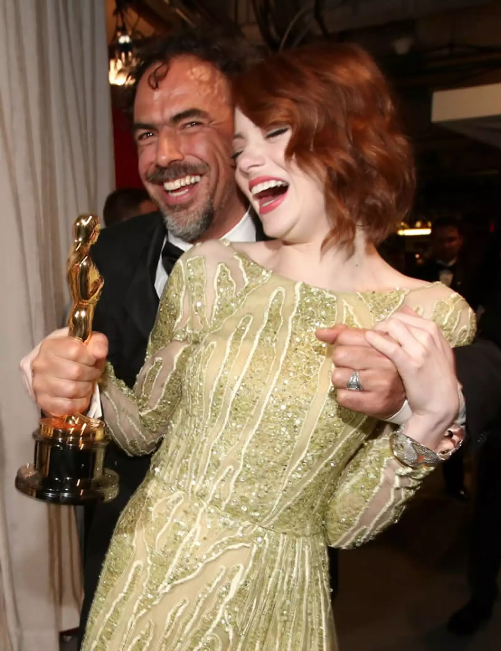 ¡Qué felicidad! Al director Alejandro González Iñárritu le resultó imposible ocultar su emoción por haberse llevado tres premios Oscar. Aquí aparece junto con Emma Stone, a quien dirigió en la película.