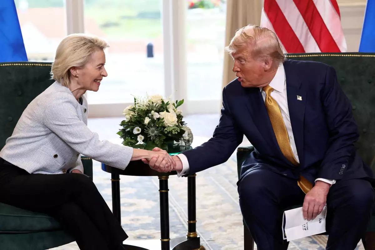 DEl presidente de los Estados Unidos, Donald Trump, estrecha la mano de la presidenta de la Comisión Europea, Ursula von der Leyen, tras el anuncio de un acuerdo comercial entre Estados Unidos y la UE, en Turnberry, Escocia, Gran Bretaña, el 27 de julio de 2025.
