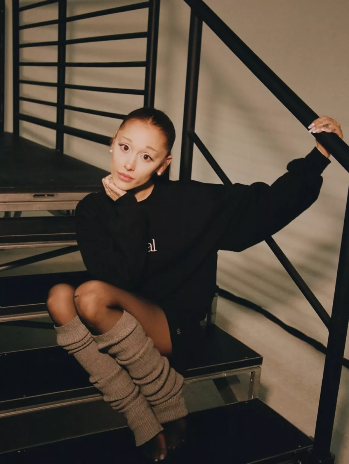 Preocupa salud de Ariana Grande por la delgadez extrema que presenta en el video musical de 'Petal'