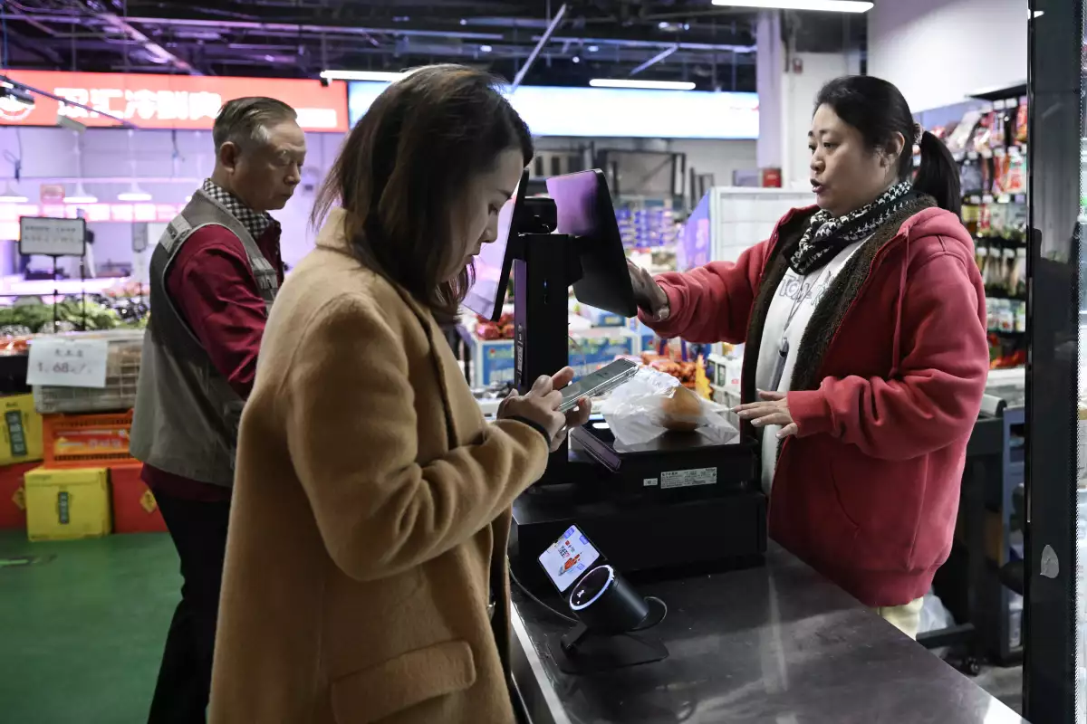 El crecimiento de China se desacelera por caída en consumo y tensión comercial
