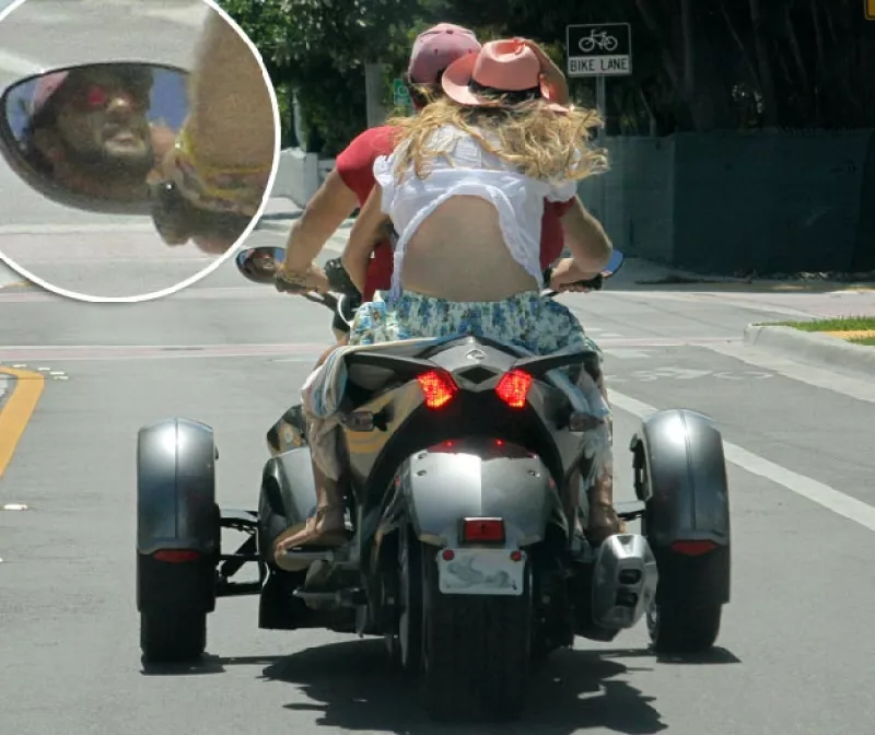 La cantante fue vista divirtiéndose en una motocicleta en Miami, aunque ella y su misterioso acompañante intentaron esconderse de las cámaras, el espejo retrovisor delató su identidad.