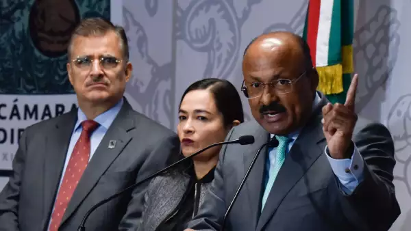 Los coordinadores parlamentarios: René Juárez Cisneros (PRI); Juan Carlos Romero Hicks (PAN) y Verónica Juárez Piña (PRD).