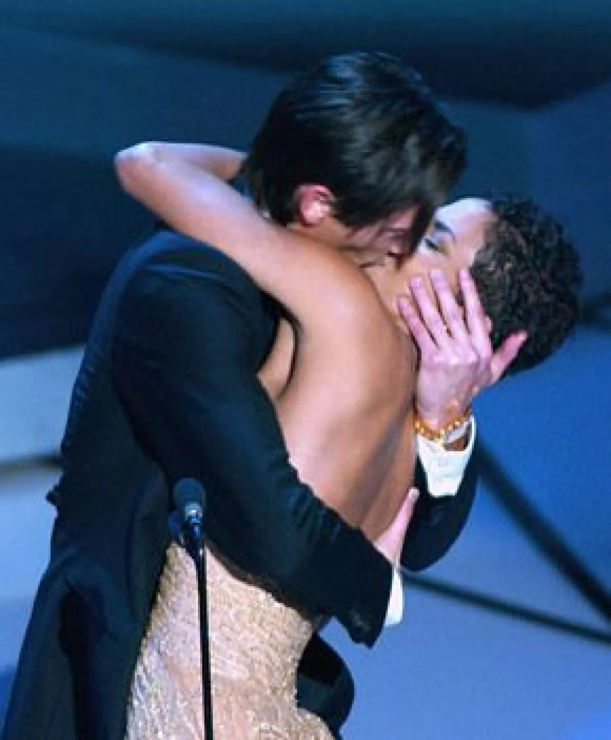Con un acalorado beso el actor Adrien Brody celebró ganar el Oscar.