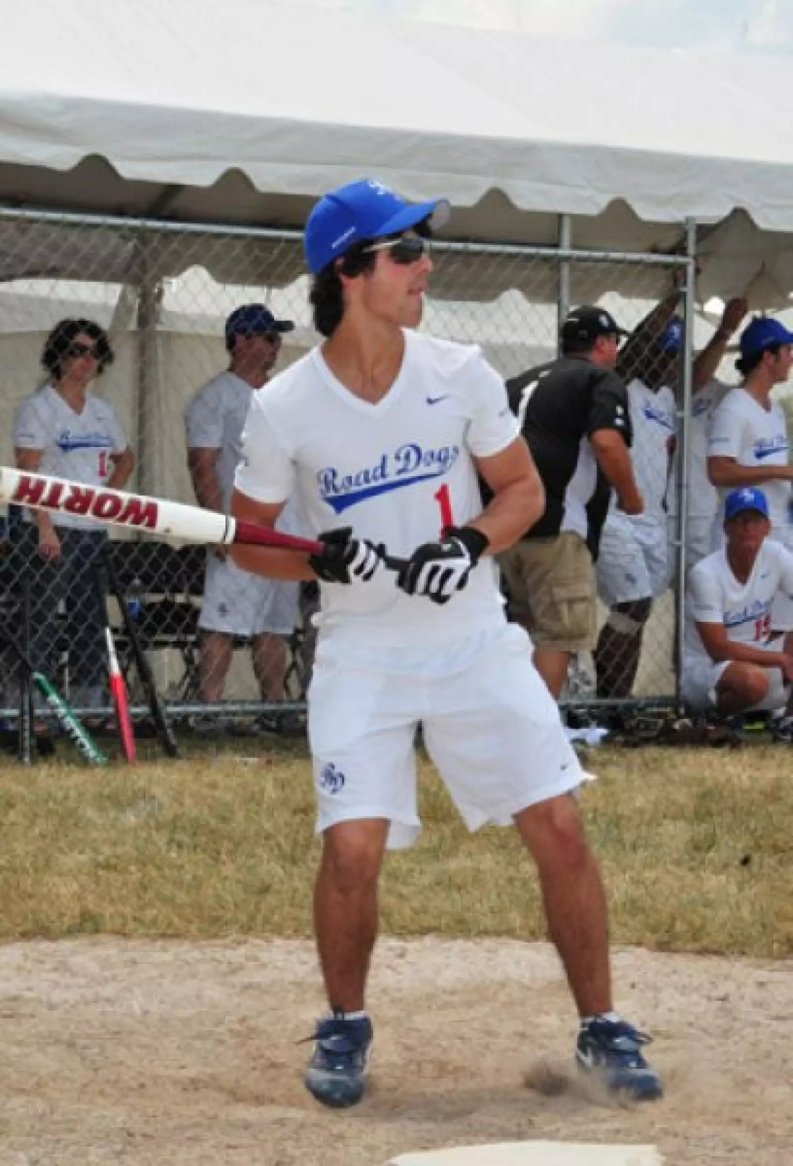 Pero se mostró un poco nervioso. Sin embargo, realizó su mejor esfuerzo ya que el evento estuvo organizado por AOL que quiso contribuir de este modo con la labor humanitaria de la fundación Change for the Children.